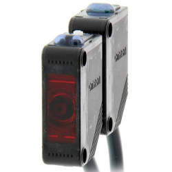 E3Z-T81 Compact photoelectric sensor with built-in amplifier, square type, detection distance: 15 m,