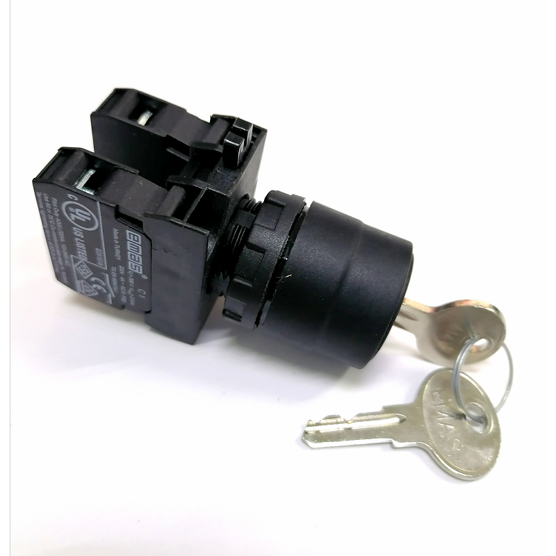 CP102AA31   Selector plastico 3 posiciones con llave, 1 NA +1 NC, 1 enclavado y 1 regreso por resorte